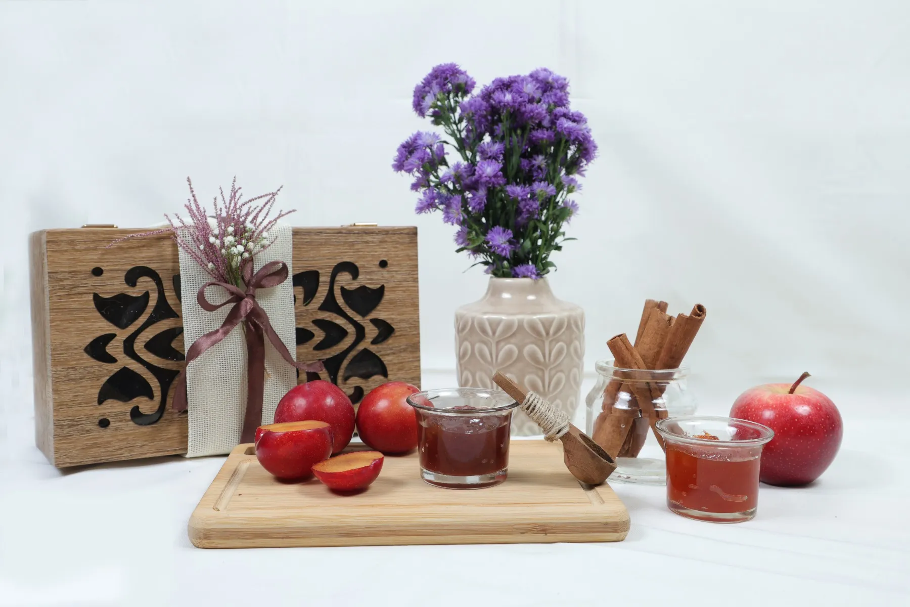 BOX OF 2 JARS – Apricot Chutney & Apple Cinnamon Jam